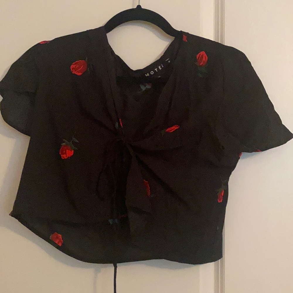 motel front tie, cropped black shirt